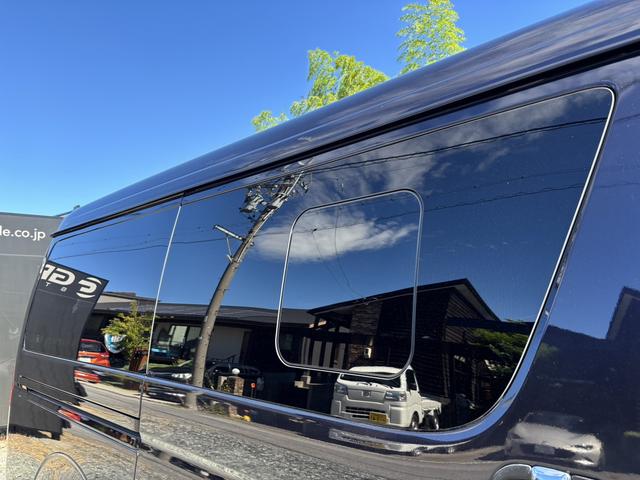 ハイエースバン ワイドスーパーＧＬ　ダークプライム　ローダウン／ＷＡＬＤエアロキット／ＷＡＬＤ１７インチアルミホイール／ＡＬＰＩＮＥナビ／小窓付きスライドドア／ベッドキット／カーゴマット／ドアミラーウインカー／オーバーフェンダー／ルーフスポイラー（32枚目）