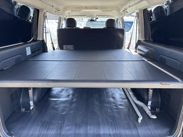 ハイエースバン ワイドスーパーＧＬ　ダークプライム　ローダウン／ＷＡＬＤエアロキット／ＷＡＬＤ１７インチアルミホイール／ＡＬＰＩＮＥナビ／小窓付きスライドドア／ベッドキット／カーゴマット／ドアミラーウインカー／オーバーフェンダー／ルーフスポイラー（60枚目）