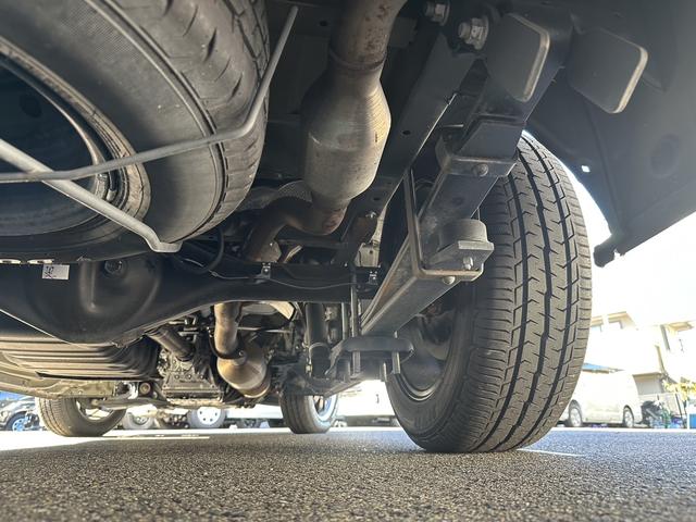 ハイエースバン スーパーGL ダークプライムII ローダウン/フロントスポイラー/リアルーフスポイラー/Dynasty17インチアルミホイール/純正7インチナビ/(26枚目)