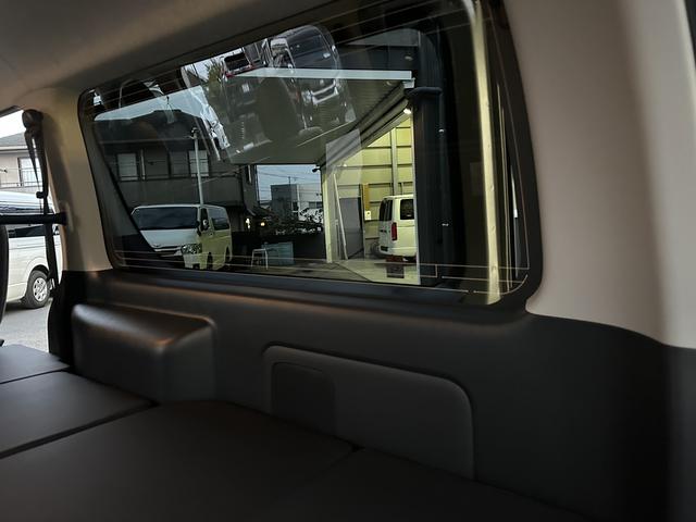 ハイエースバン ロングスーパーＧＬ　アースカラー／ＲＡＹＳアルミホイール／ＢＩＧ－Ｘ／ベッドキット／シートカバー／パノラミック／デジミラ／パワスラ／（56枚目）