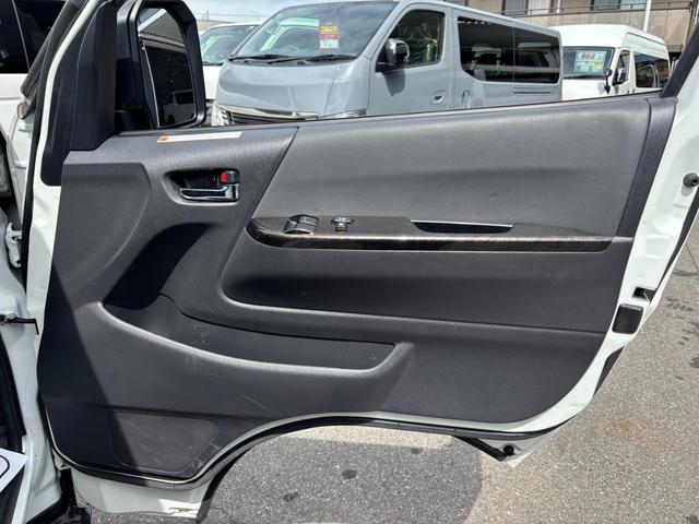 ハイエースバン スーパーGL ダークプライムII ローダウン/新品16インチアルミホイール/TRDフロントスポイラー/アルパインBIGXナビ/両側パワースライドドア/デジタルインナーミラー/パノラミックビューモニター/純正リアルーフスポイラー(42枚目)