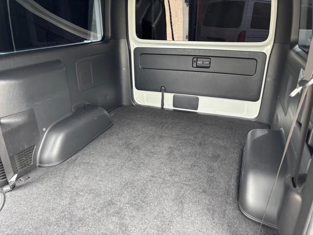 ハイエースバン スーパーGL ダークプライムII ローダウン/新品16インチアルミホイール/TRDフロントスポイラー/アルパインBIGXナビ/両側パワースライドドア/デジタルインナーミラー/パノラミックビューモニター/純正リアルーフスポイラー(56枚目)