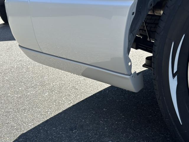 ハイエースバン ロングスーパーGL ダークプライムS 20thアニバーサリー/1.5インチローダウン/GR8エアロ/ESSEX17インチアルミホイール/ディスプレイオーディオ/パワースライドドア/パノラミックビューモニター/デジタルインナーミラー/(30枚目)