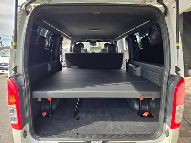 ハイエースバン スーパーＧＬ　ダークプライムＩＩ　ローダウン／寒冷地仕様／アルパインＢＩＧＸナビ／ＲＡＹＳ１６インチアルミホイール／ＧＲ８フロントスポイラー／パノラミックビューモニター／デジタルインナーミラー／センターコンソール／ベッド／スライドドア（59枚目）