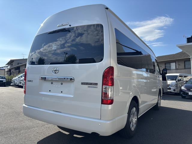 ハイエースワゴン グランドキャビン　登録済未使用車／４ＷＤ／寒冷地仕様／ファインテックツアラー／４列１０人乗り／カロッツェリアナビ／デジタルインナーミラー／パノラミックビューモニター／パワースライドドア／フォグライト（11枚目）