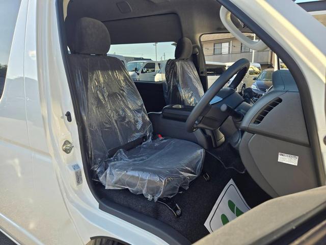 ハイエースワゴン グランドキャビン　登録済未使用車／４ＷＤ／寒冷地仕様／ファインテックツアラー／４列１０人乗り／カロッツェリアナビ／デジタルインナーミラー／パノラミックビューモニター／パワースライドドア／フォグライト（18枚目）