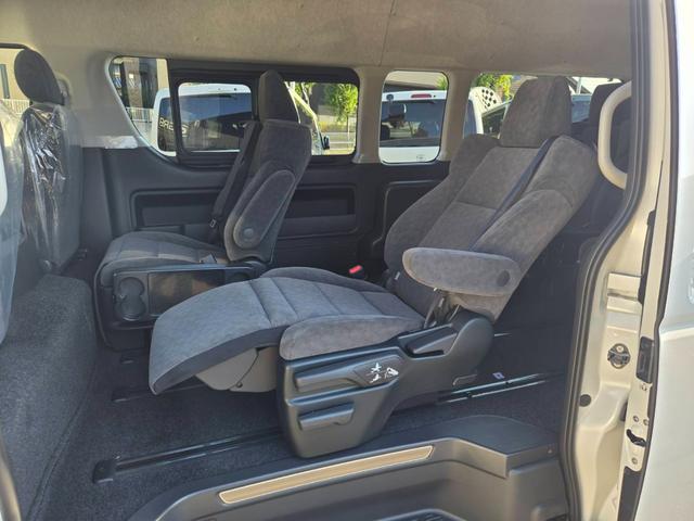 ハイエースワゴン グランドキャビン　登録済未使用車／４ＷＤ／寒冷地仕様／ファインテックツアラー／４列１０人乗り／カロッツェリアナビ／デジタルインナーミラー／パノラミックビューモニター／パワースライドドア／フォグライト（19枚目）