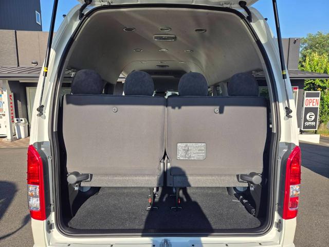 ハイエースワゴン グランドキャビン　登録済未使用車／４ＷＤ／寒冷地仕様／ファインテックツアラー／４列１０人乗り／カロッツェリアナビ／デジタルインナーミラー／パノラミックビューモニター／パワースライドドア／フォグライト（20枚目）