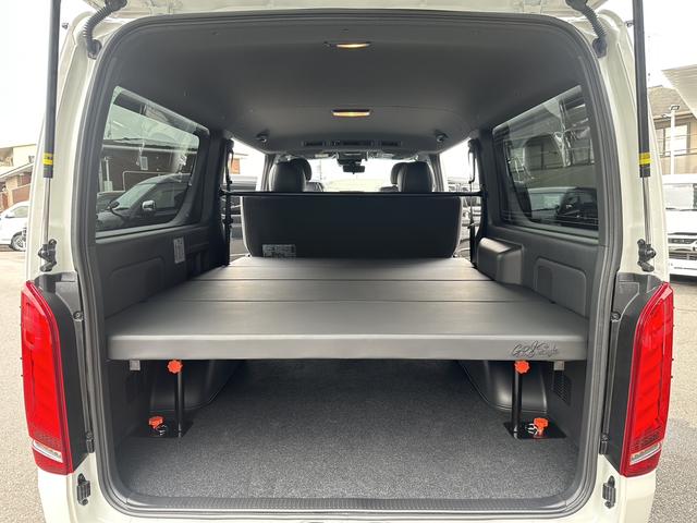 ハイエースバン ロングスーパーＧＬ　ダークプライムＳ　登録済未使用車／４ＷＤ／２０周年記念車／バッドフェイス／フロントスポイラー／アルパインＢＩＧＸナビ／ベッド（4枚目）