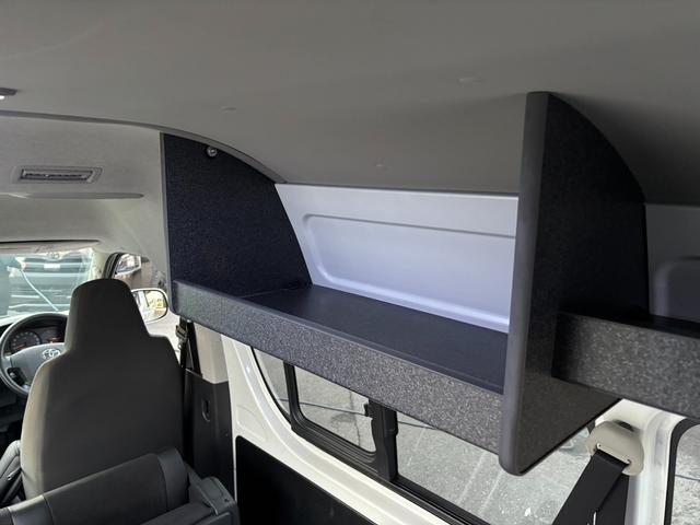 ハイエースバン ＳロングワイドＤＸ　ＧＬパッケージ　１７インチホイール／フロントスポイラー／７インチナビ／ＬＥＤヘッドライト／ベットキット／助手席エアバック／室内ルーフラック／床張り／リアヒーターリアクーラー／フォグランプ／コーナーセンサー（3枚目）