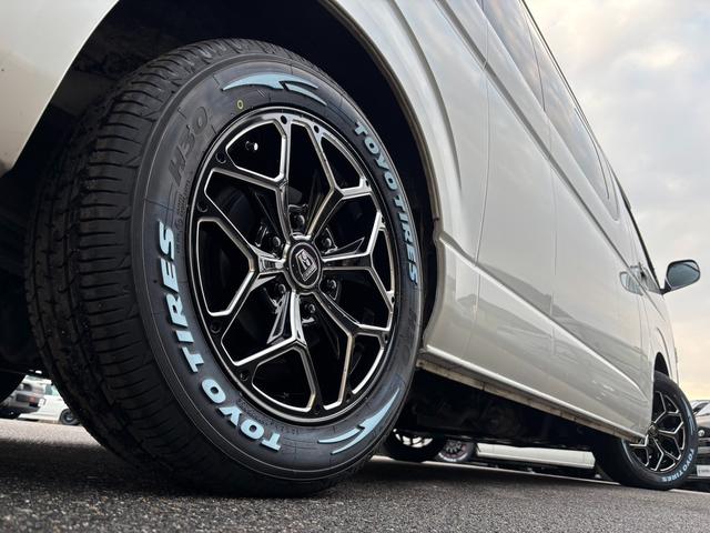 ハイエースバン ＳロングワイドＤＸ　ＧＬパッケージ　１７インチホイール／フロントスポイラー／７インチナビ／ＬＥＤヘッドライト／ベットキット／助手席エアバック／室内ルーフラック／床張り／リアヒーターリアクーラー／フォグランプ／コーナーセンサー（28枚目）