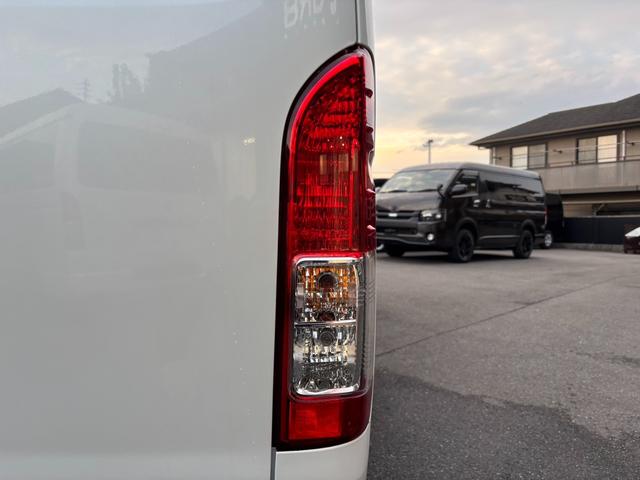 ハイエースバン ＳロングワイドＤＸ　ＧＬパッケージ　１７インチホイール／フロントスポイラー／７インチナビ／ＬＥＤヘッドライト／ベットキット／助手席エアバック／室内ルーフラック／床張り／リアヒーターリアクーラー／フォグランプ／コーナーセンサー（35枚目）