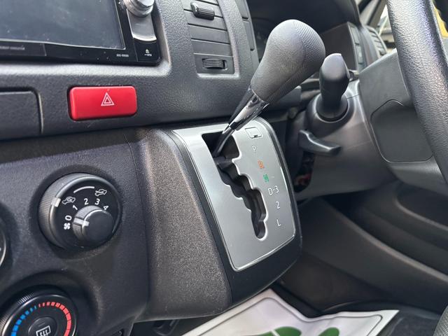 ハイエースバン ＳロングワイドＤＸ　ＧＬパッケージ　１７インチホイール／フロントスポイラー／７インチナビ／ＬＥＤヘッドライト／ベットキット／助手席エアバック／室内ルーフラック／床張り／リアヒーターリアクーラー／フォグランプ／コーナーセンサー（42枚目）