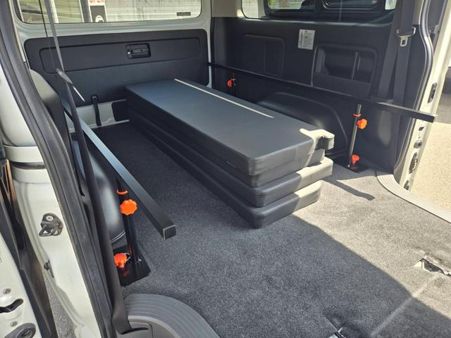 ハイエースバン スーパーＧＬ　ダークプライム　アルパイン７インチナビ／バックモニター／ＥＴＣ／スマートキ－／両面スライドドア／ＡＣ１００Ｖ／ＧＲ８ベッドキット（50枚目）