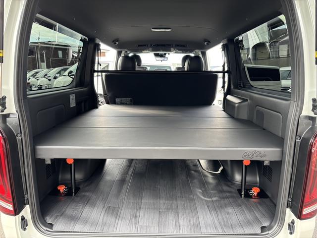ハイエースバン スーパーＧＬ　ダークプライムＩＩ　未登録新車／ＧＲ８エアロ／レイズ１６インチアルミ／ＢＩＧ－Ｘ／フリップダウンモニター／ベッド／パワスラ／デジミラ（4枚目）