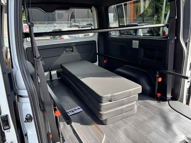 ハイエースバン スーパーＧＬ　ダークプライムＩＩ　未登録新車／ＧＲ８エアロ／レイズ１６インチアルミ／ＢＩＧ－Ｘ／フリップダウンモニター／ベッド／パワスラ／デジミラ（54枚目）