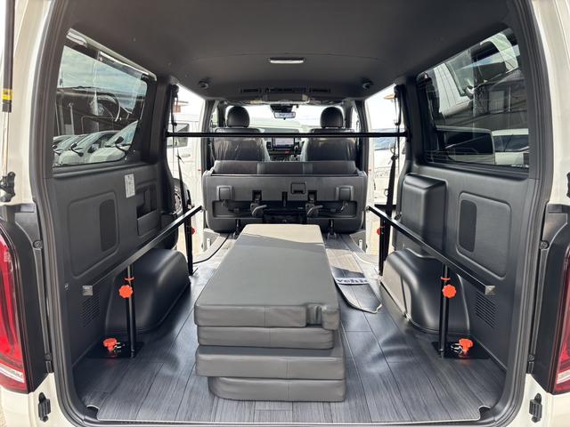 ハイエースバン スーパーＧＬ　ダークプライムＩＩ　未登録新車／ＧＲ８エアロ／レイズ１６インチアルミ／ＢＩＧ－Ｘ／フリップダウンモニター／ベッド／パワスラ／デジミラ（56枚目）