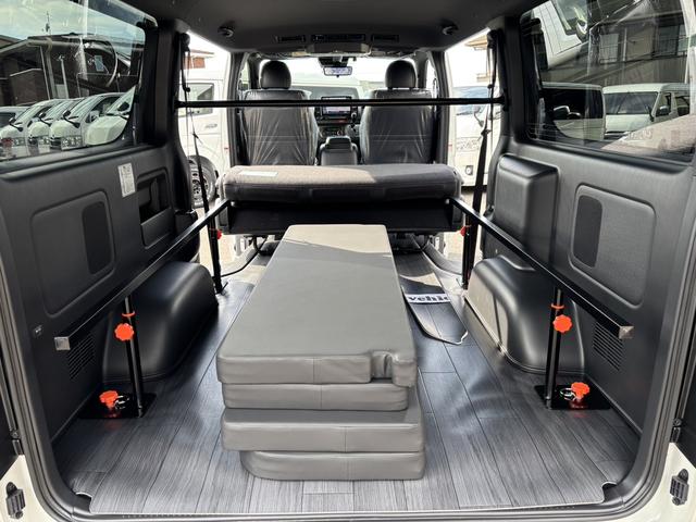 ハイエースバン スーパーＧＬ　ダークプライムＩＩ　未登録新車／ＧＲ８エアロ／レイズ１６インチアルミ／ＢＩＧ－Ｘ／フリップダウンモニター／ベッド／パワスラ／デジミラ（57枚目）