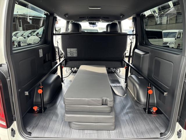 ハイエースバン スーパーＧＬ　ダークプライムＩＩ　未登録新車／ＧＲ８エアロ／レイズ１６インチアルミ／ＢＩＧ－Ｘ／フリップダウンモニター／ベッド／パワスラ／デジミラ（58枚目）