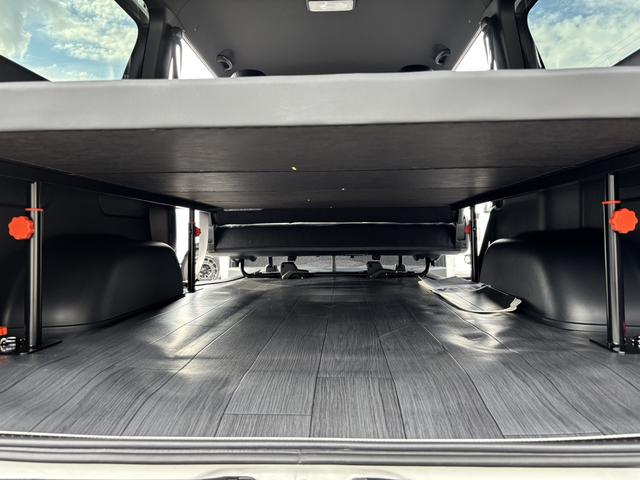 ハイエースバン スーパーＧＬ　ダークプライムＩＩ　未登録新車／ＧＲ８エアロ／レイズ１６インチアルミ／ＢＩＧ－Ｘ／フリップダウンモニター／ベッド／パワスラ／デジミラ（60枚目）