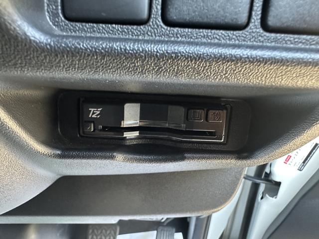 ハイエースバン スーパーＧＬ　ダークプライムＩＩ　ローダウン／アルパインＢＩＧＸシンプルモデル／デイトナ１７インチホイール／ＧＲ８フロントスポイラー／シートカバー（40枚目）