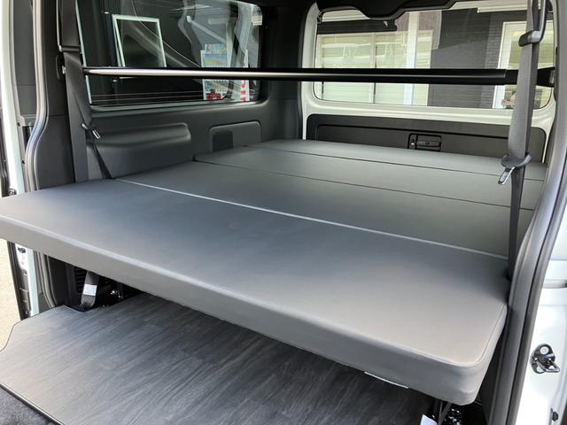 ハイエースバン スーパーＧＬ　ダークプライムＩＩ　未登録新車／モデリスタエアロ／ＧＲ８オリジナルテールランプ／ＢＩＧ－Ｘ／フリップダウンモニター／床張／ベッド（3枚目）