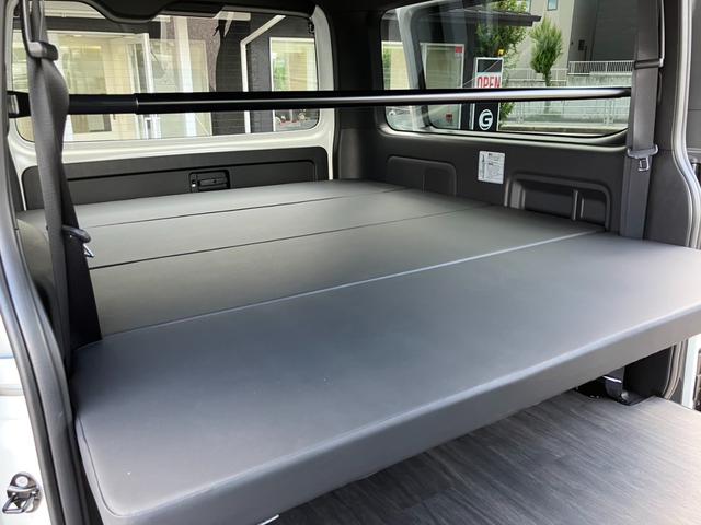 ハイエースバン スーパーＧＬ　ダークプライムＩＩ　未登録新車／モデリスタエアロ／ＧＲ８オリジナルテールランプ／ＢＩＧ－Ｘ／フリップダウンモニター／床張／ベッド（20枚目）