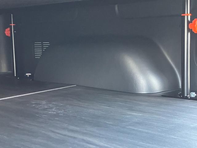 ハイエースバン スーパーＧＬ　ダークプライムＩＩ　未登録新車／モデリスタエアロ／ＧＲ８オリジナルテールランプ／ＢＩＧ－Ｘ／フリップダウンモニター／床張／ベッド（60枚目）