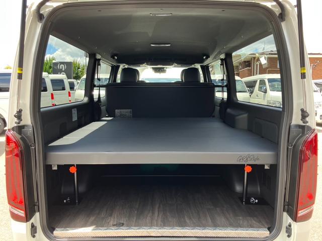 ハイエースバン スーパーＧＬ　ダークプライムＩＩ　未登録新車／モデリスタエアロ／ＧＲ８オリジナルテールランプ／ＢＩＧ－Ｘ／フリップダウンモニター／床張／ベッド（62枚目）