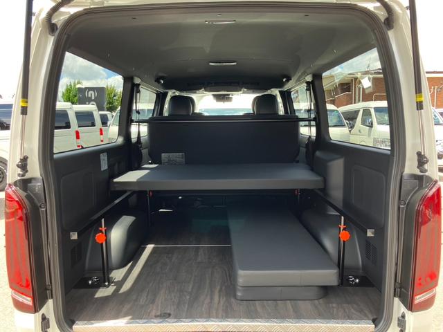 ハイエースバン スーパーＧＬ　ダークプライムＩＩ　未登録新車／モデリスタエアロ／ＧＲ８オリジナルテールランプ／ＢＩＧ－Ｘ／フリップダウンモニター／床張／ベッド（70枚目）
