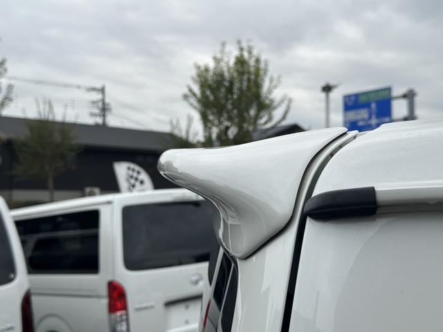 ハイエースバン スーパーGL ダークプライム ローダウン/フロントスポイラー/テールランプ/ベッド/バトルシップ17インチアルミホイール/ルーフスポイラー/パワースライドドア/リーガルフェンダー/ESSEXバンパー/地デジナビ/助手席エアバッグ(35枚目)