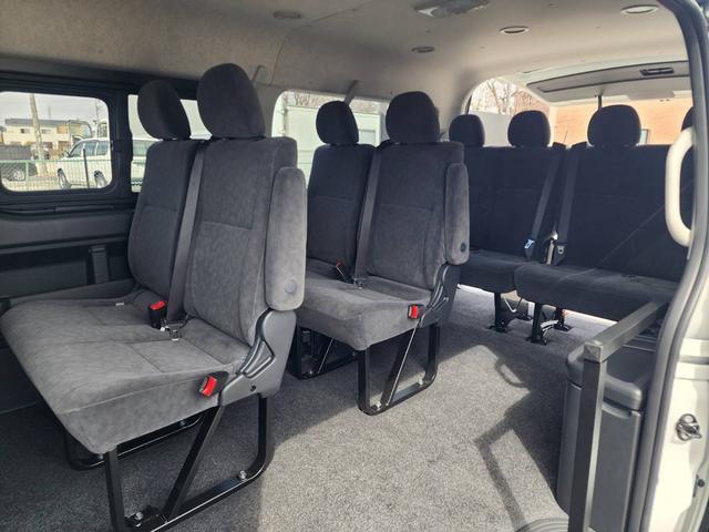 ハイエースワゴン GL 登録済未使用車/メモリーナビTV/HDMIポート/フリップダウンモニター/デジタルインナーM/パノラミックビューM/パワスラ/GR8フルエアロ/17inアルミ/ラプター塗装オーバーフェンダー/ベッド(19枚目)