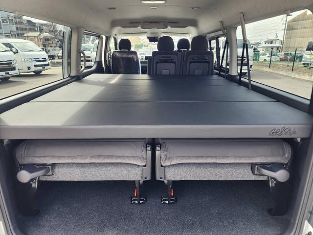 ハイエースワゴン GL 登録済未使用車/メモリーナビTV/HDMIポート/フリップダウンモニター/デジタルインナーM/パノラミックビューM/パワスラ/GR8フルエアロ/17inアルミ/ラプター塗装オーバーフェンダー/ベッド(20枚目)