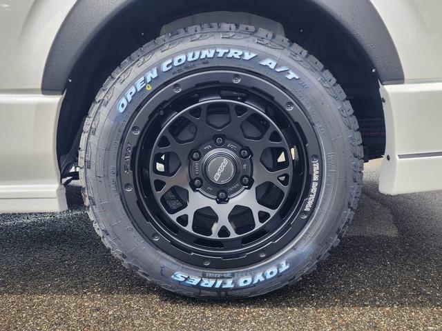 ハイエースワゴン GL 登録済未使用車/メモリーナビTV/HDMIポート/フリップダウンモニター/デジタルインナーM/パノラミックビューM/パワスラ/GR8フルエアロ/17inアルミ/ラプター塗装オーバーフェンダー/ベッド(25枚目)