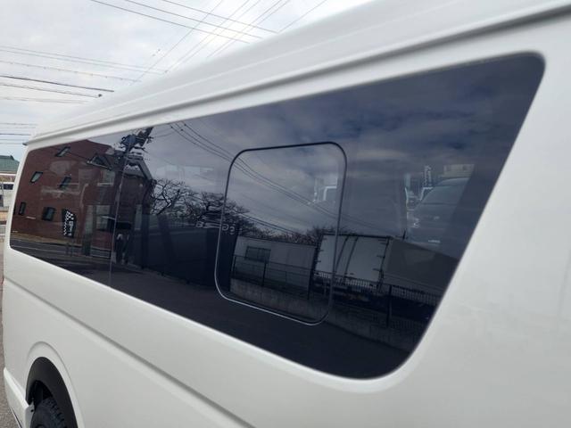 ハイエースワゴン GL 登録済未使用車/メモリーナビTV/HDMIポート/フリップダウンモニター/デジタルインナーM/パノラミックビューM/パワスラ/GR8フルエアロ/17inアルミ/ラプター塗装オーバーフェンダー/ベッド(36枚目)
