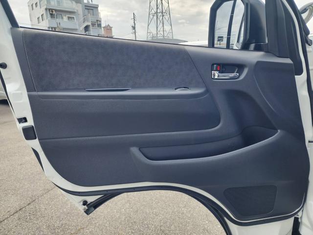 ハイエースワゴン GL 登録済未使用車/メモリーナビTV/HDMIポート/フリップダウンモニター/デジタルインナーM/パノラミックビューM/パワスラ/GR8フルエアロ/17inアルミ/ラプター塗装オーバーフェンダー/ベッド(48枚目)