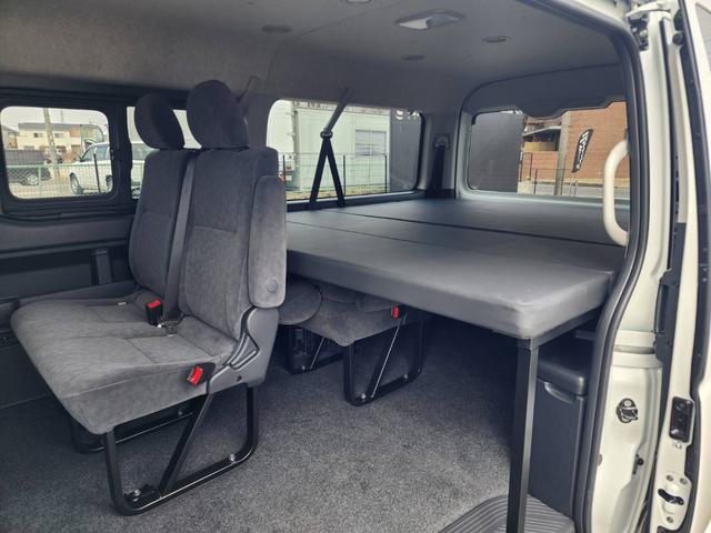 ハイエースワゴン GL 登録済未使用車/メモリーナビTV/HDMIポート/フリップダウンモニター/デジタルインナーM/パノラミックビューM/パワスラ/GR8フルエアロ/17inアルミ/ラプター塗装オーバーフェンダー/ベッド(56枚目)