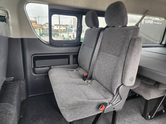 ハイエースワゴン GL 登録済未使用車/メモリーナビTV/HDMIポート/フリップダウンモニター/デジタルインナーM/パノラミックビューM/パワスラ/GR8フルエアロ/17inアルミ/ラプター塗装オーバーフェンダー/ベッド(59枚目)