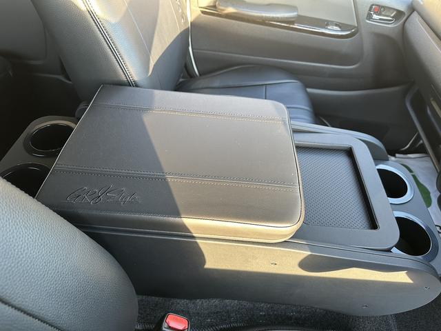 ハイエースバン スーパーＧＬ　ダークプライムＩＩ　未登録新車／アルパインＢＩＧＸシンプルモデルナビ／センターコンソール／ベッドキット／シートカバー／シフトノブ／両側パワースライドドア／デジタルインナーミラー／パノラミックビューモニター（3枚目）