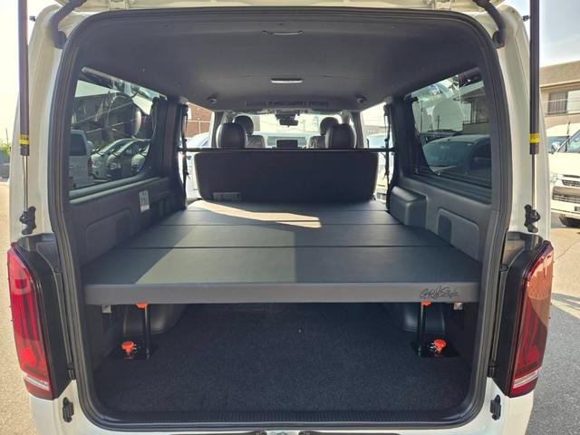 ハイエースバン スーパーＧＬ　ダークプライムＩＩ　未登録新車／４ＷＤ／ＢＩＧ－Ｘ／ＧＲ８Ｃコンソール／ベッド／ＴＲＤＦスポイラー／泥除け／ＲＴタイヤ／パワスラ（4枚目）