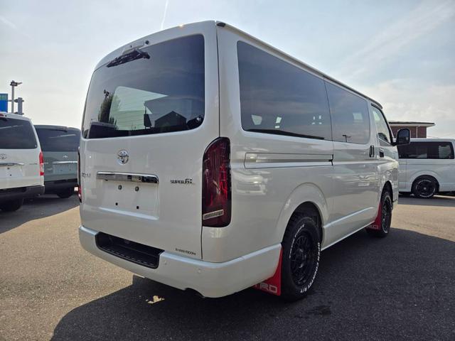 ハイエースバン スーパーＧＬ　ダークプライムＩＩ　未登録新車／４ＷＤ／ＢＩＧ－Ｘ／ＧＲ８Ｃコンソール／ベッド／ＴＲＤＦスポイラー／泥除け／ＲＴタイヤ／パワスラ（11枚目）
