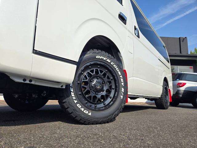 ハイエースバン スーパーＧＬ　ダークプライムＩＩ　未登録新車／４ＷＤ／ＢＩＧ－Ｘ／ＧＲ８Ｃコンソール／ベッド／ＴＲＤＦスポイラー／泥除け／ＲＴタイヤ／パワスラ（13枚目）