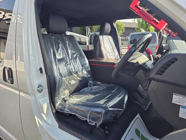 ハイエースバン スーパーＧＬ　ダークプライムＩＩ　未登録新車／４ＷＤ／ＢＩＧ－Ｘ／ＧＲ８Ｃコンソール／ベッド／ＴＲＤＦスポイラー／泥除け／ＲＴタイヤ／パワスラ（18枚目）