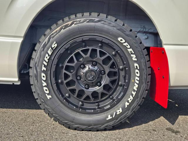 ハイエースバン スーパーＧＬ　ダークプライムＩＩ　未登録新車／４ＷＤ／ＢＩＧ－Ｘ／ＧＲ８Ｃコンソール／ベッド／ＴＲＤＦスポイラー／泥除け／ＲＴタイヤ／パワスラ（25枚目）