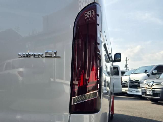 ハイエースバン スーパーＧＬ　ダークプライムＩＩ　未登録新車／４ＷＤ／ＢＩＧ－Ｘ／ＧＲ８Ｃコンソール／ベッド／ＴＲＤＦスポイラー／泥除け／ＲＴタイヤ／パワスラ（36枚目）