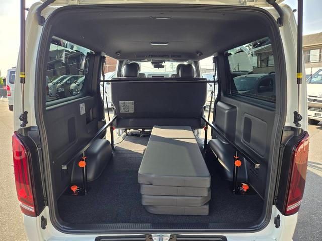 ハイエースバン スーパーＧＬ　ダークプライムＩＩ　未登録新車／４ＷＤ／ＢＩＧ－Ｘ／ＧＲ８Ｃコンソール／ベッド／ＴＲＤＦスポイラー／泥除け／ＲＴタイヤ／パワスラ（50枚目）