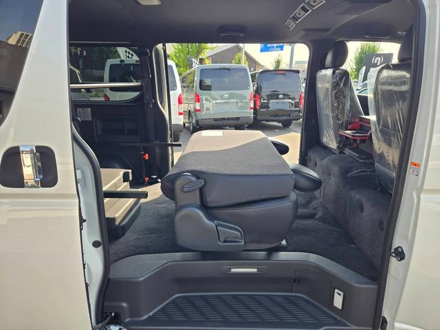 ハイエースバン スーパーＧＬ　ダークプライムＩＩ　未登録新車／４ＷＤ／ＢＩＧ－Ｘ／ＧＲ８Ｃコンソール／ベッド／ＴＲＤＦスポイラー／泥除け／ＲＴタイヤ／パワスラ（52枚目）