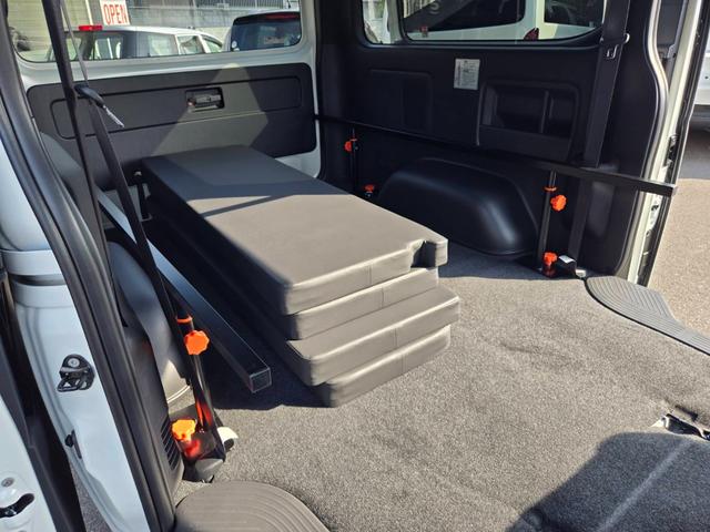 ハイエースバン スーパーＧＬ　ダークプライムＩＩ　未登録新車／４ＷＤ／ＢＩＧ－Ｘ／ＧＲ８Ｃコンソール／ベッド／ＴＲＤＦスポイラー／泥除け／ＲＴタイヤ／パワスラ（54枚目）