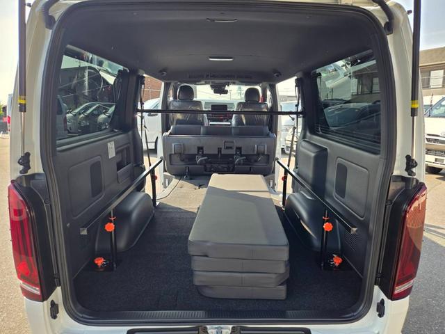ハイエースバン スーパーＧＬ　ダークプライムＩＩ　未登録新車／４ＷＤ／ＢＩＧ－Ｘ／ＧＲ８Ｃコンソール／ベッド／ＴＲＤＦスポイラー／泥除け／ＲＴタイヤ／パワスラ（56枚目）