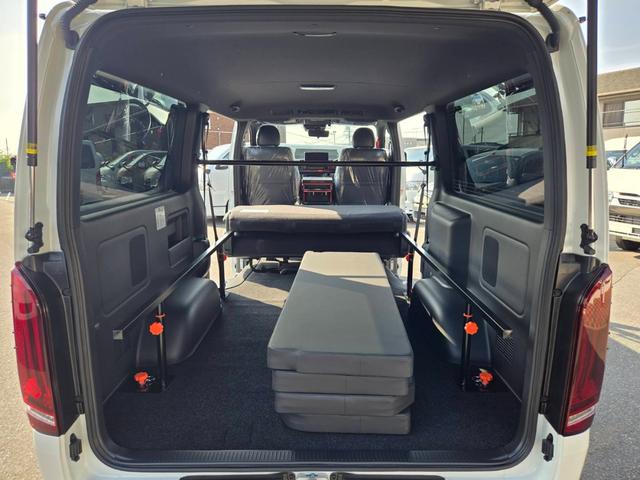 ハイエースバン スーパーＧＬ　ダークプライムＩＩ　未登録新車／４ＷＤ／ＢＩＧ－Ｘ／ＧＲ８Ｃコンソール／ベッド／ＴＲＤＦスポイラー／泥除け／ＲＴタイヤ／パワスラ（57枚目）